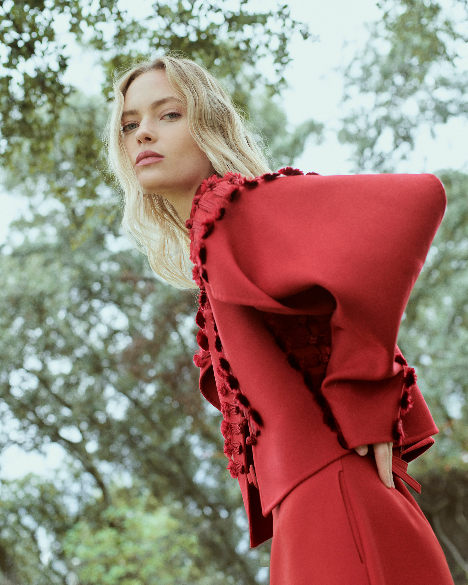 Model Anastasiia Koll in Dior photographed by Roberto Maroto for 5' Eleven" Magazine. Fotografía de Alta Costura por Roberto Maroto.