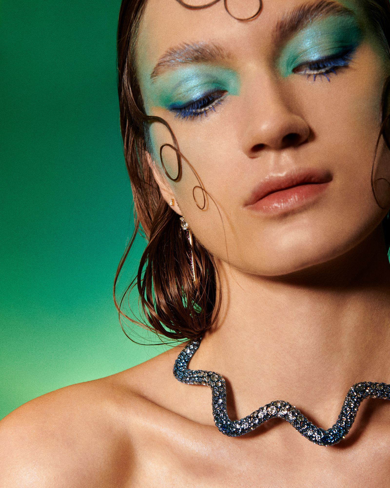 Beauty portrait of model Kat Katkova with Swarovski necklace photographed by Roberto Maroto. Fotografía de alta joyería por Roberto Maroto