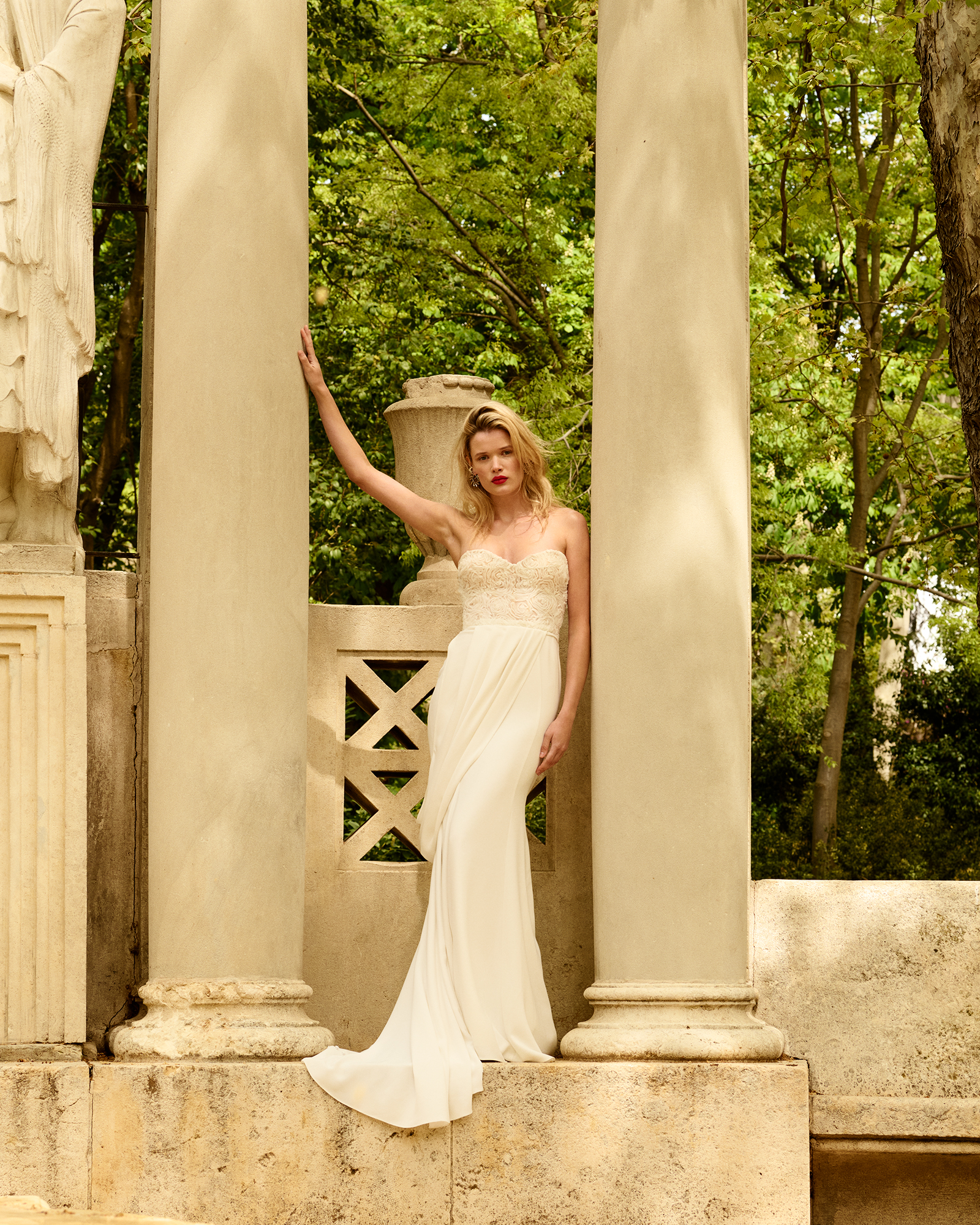 Wedding dress high couture by Mariano Moreno, in beautiful model Verónica Sánchez. Photo by Roberto Maroto