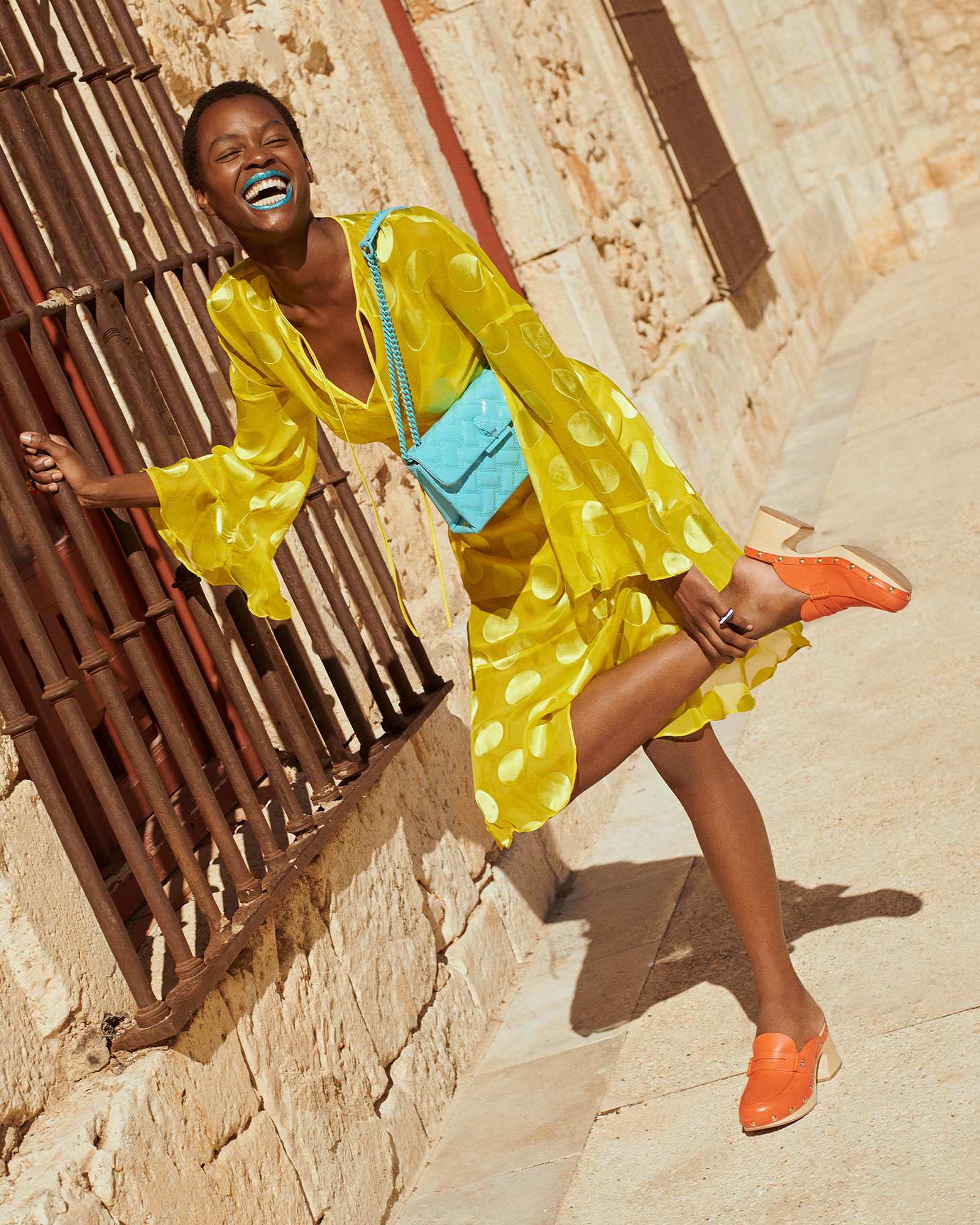 Roberto Maroto: Fashion editorial for Longchamp using Mediterranean light. High-end lifestyle imagery. Fotografía de moda y luz natural.