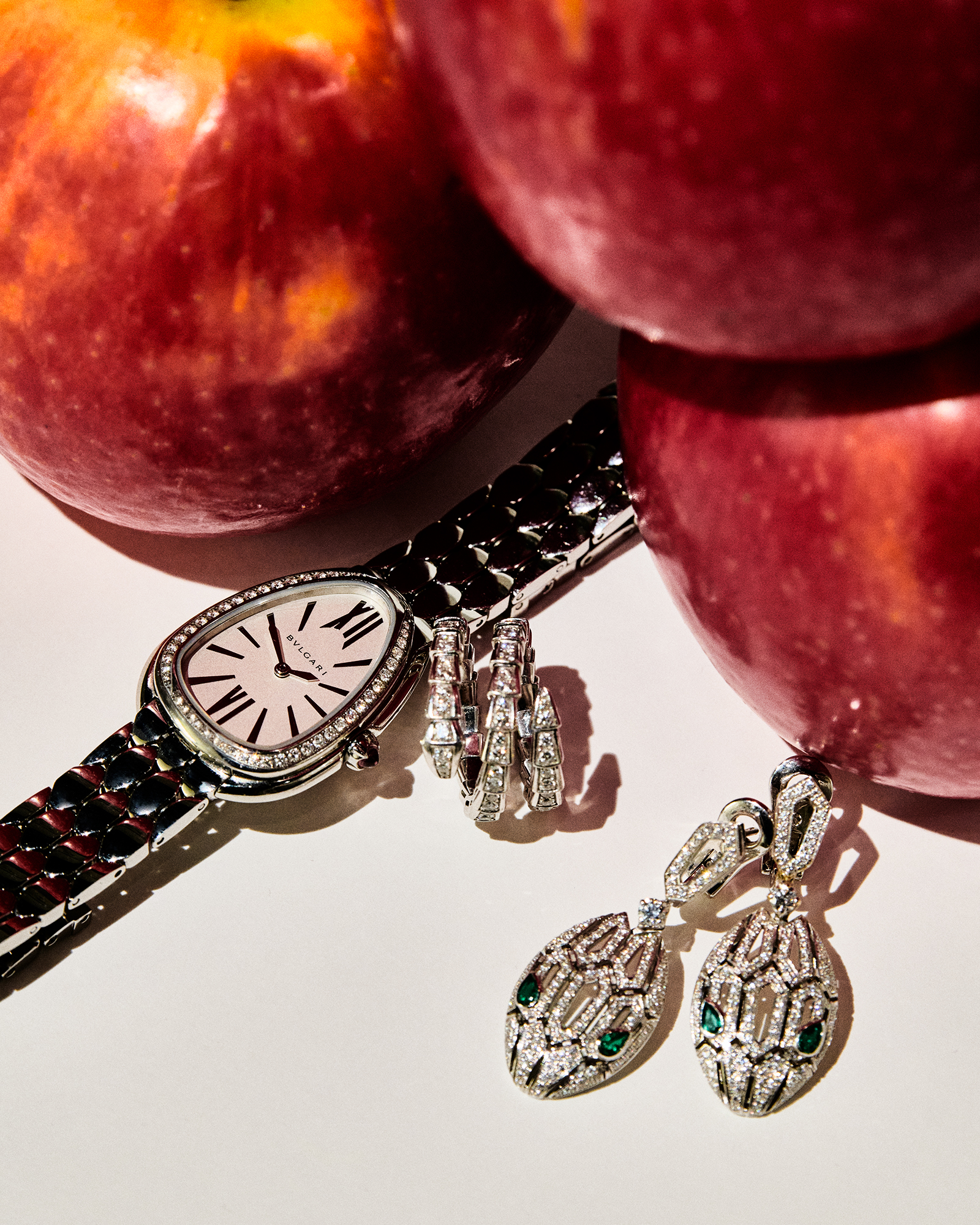 Roberto Maroto: Luxury still life photography for Bvlgari editorial. Jewelry and high-end objects. Fotografía de joyería Bvlgari.